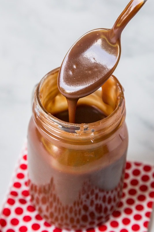 Enfes Hot Fudge Sosu Tarifi: Tatlılarınızın Vazgeçilmezi!