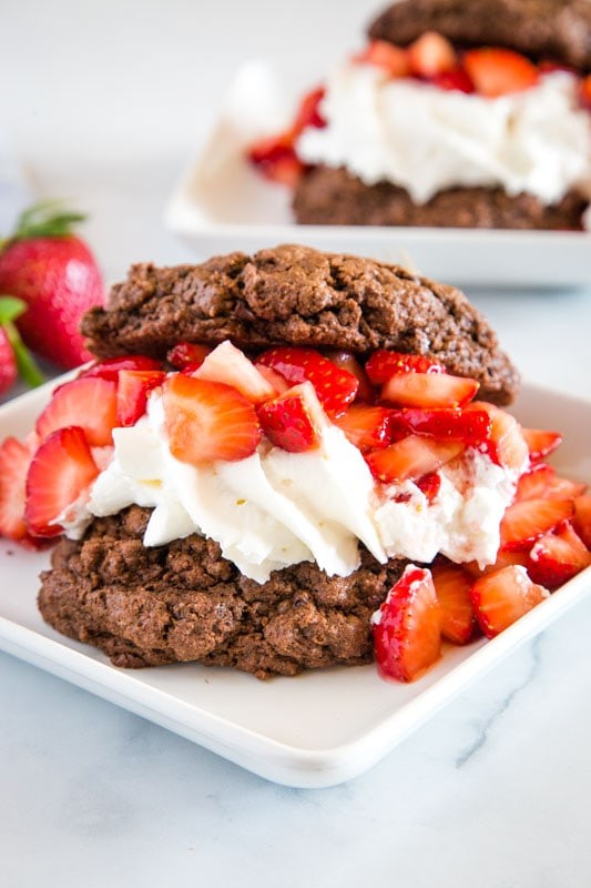 Çikolatalı Çilekli Shortcake Tarifi: Yazın En Lezzetli Buluşması